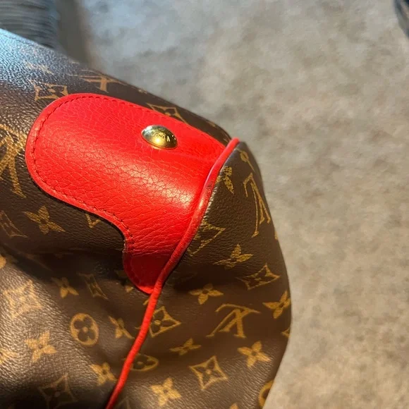 Louis Vuitton - Picture 3 of 8